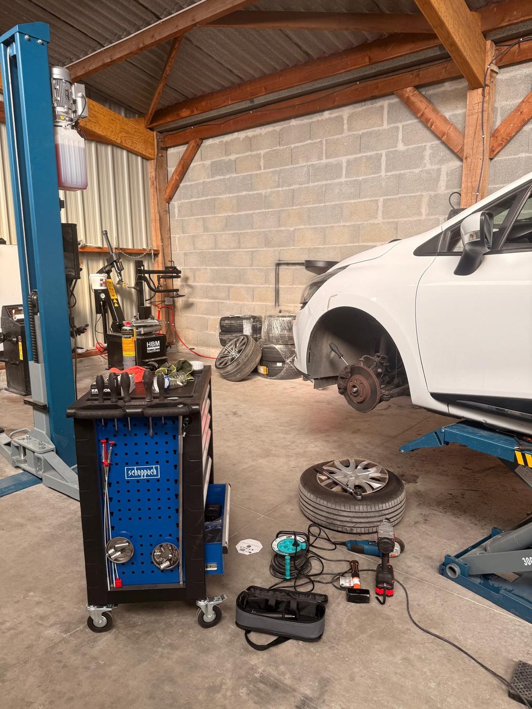 Véhicule sur le pont dans l'atelier TEK Auto Service