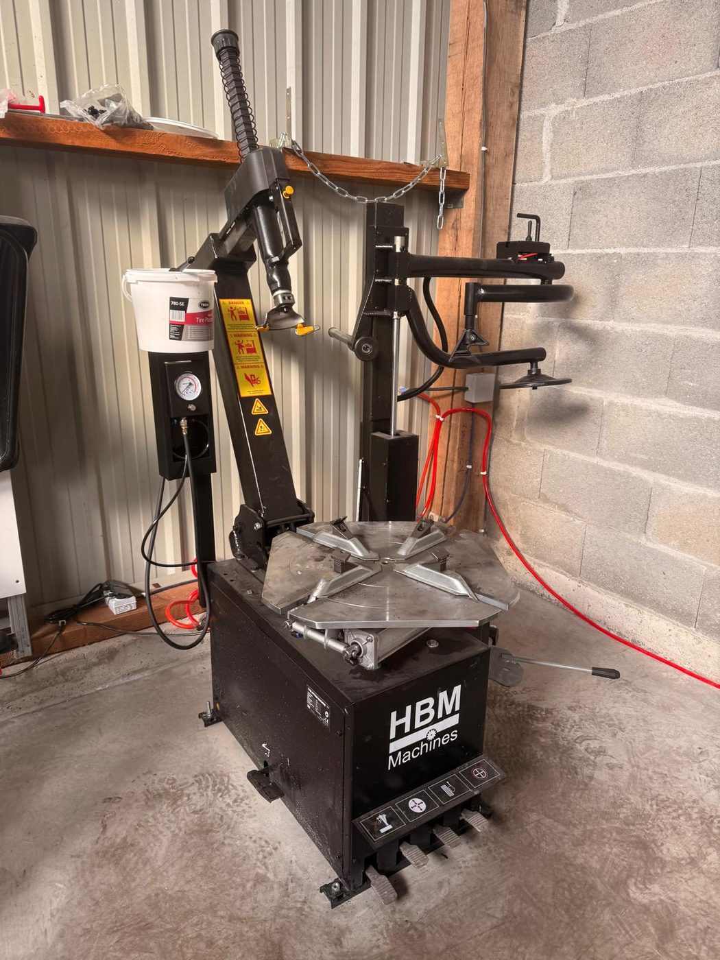 Machine démonte-pneu de l'atelier