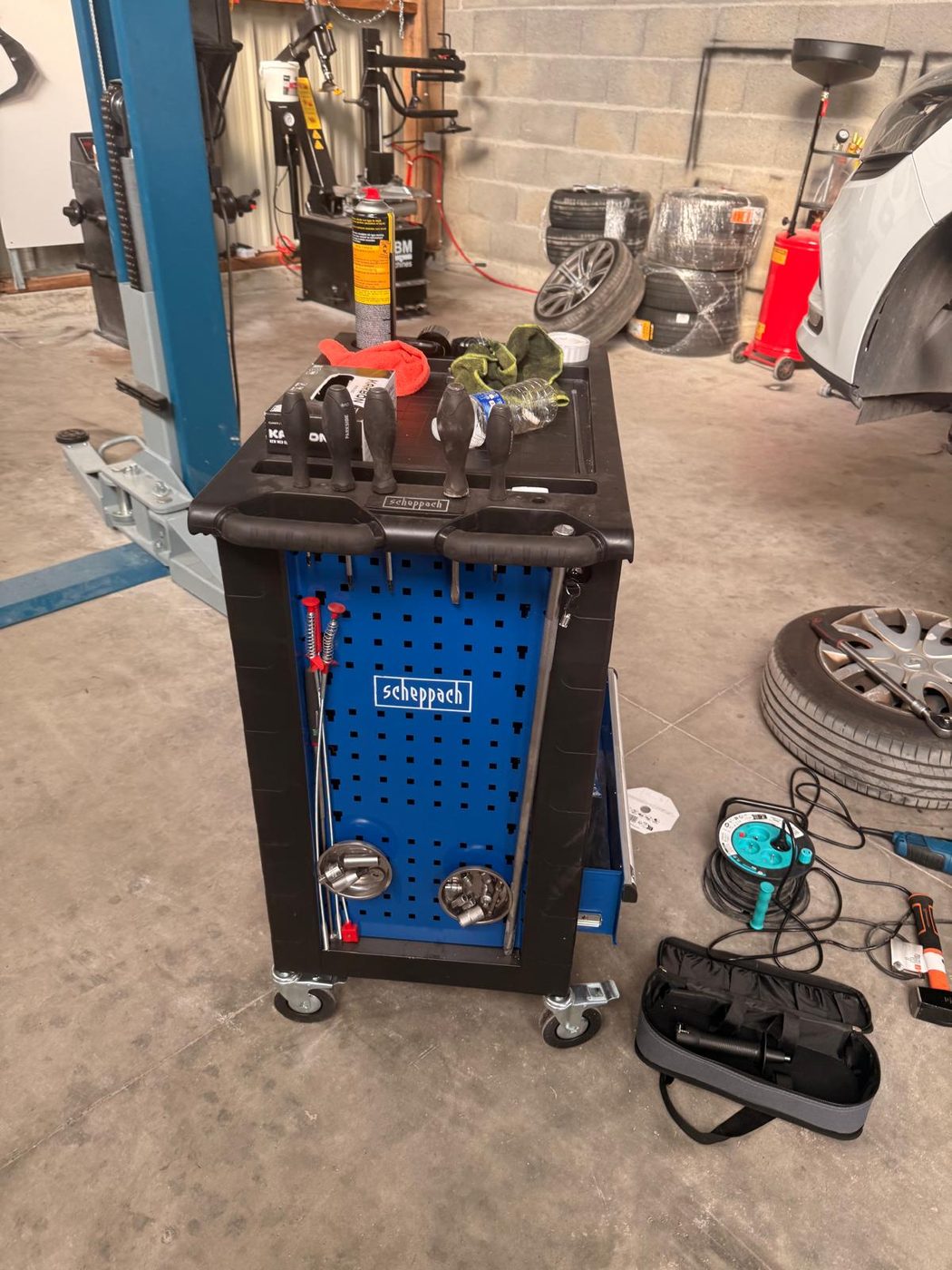 Servante d'atelier et outillage